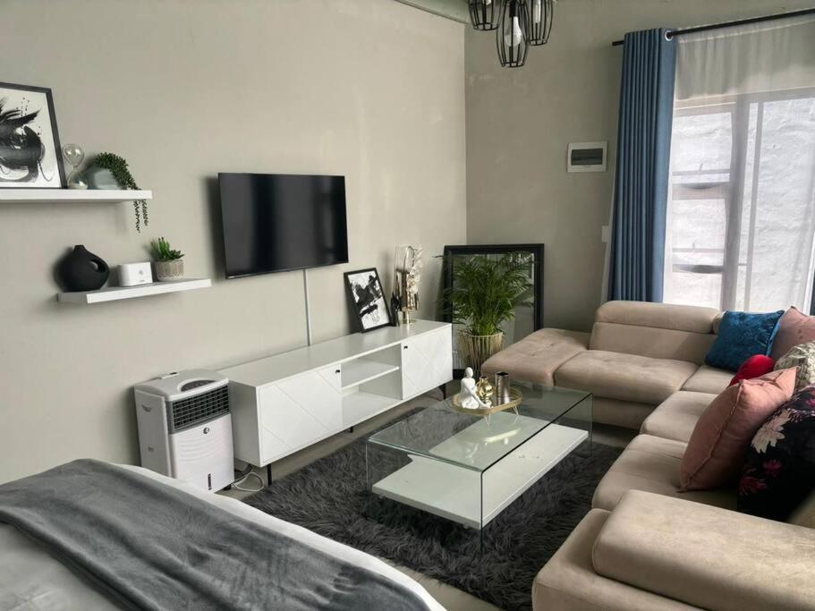 Cosy Nest 5 Min2sandton 2 Apartamento