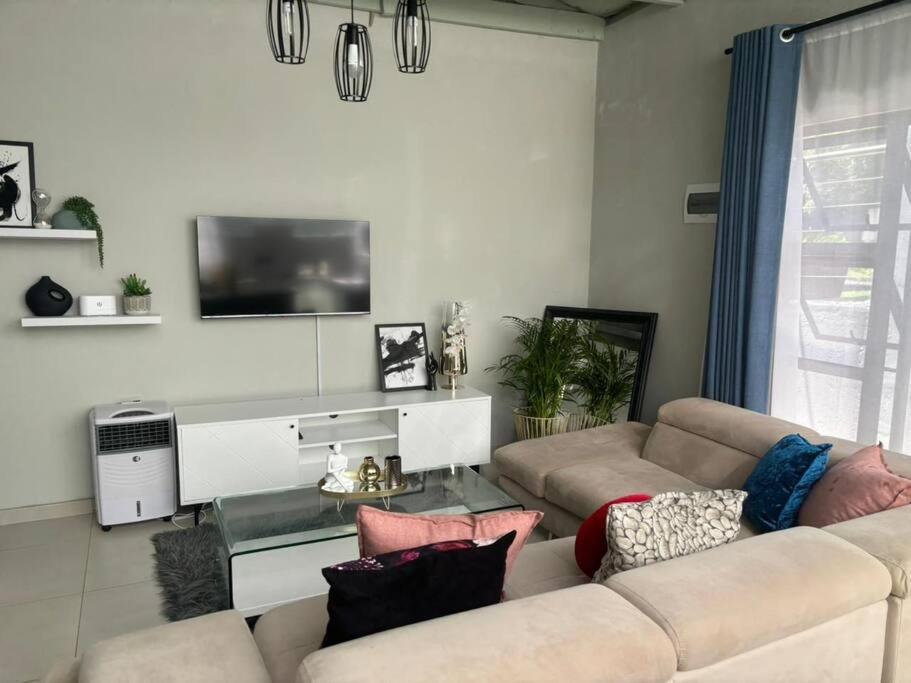 Cosy Nest 5 Min2sandton 2 *